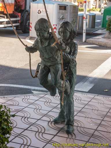 Cruce de Arinaga /  Niños en el columpio