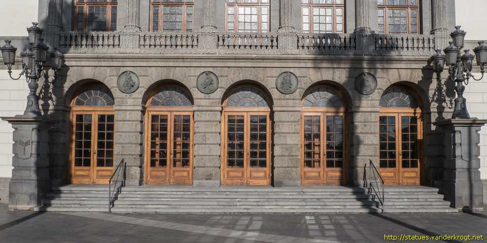 Las Palmas de Gran Canaria /  Medallones en la fachada del Teatro Pérez Galdós