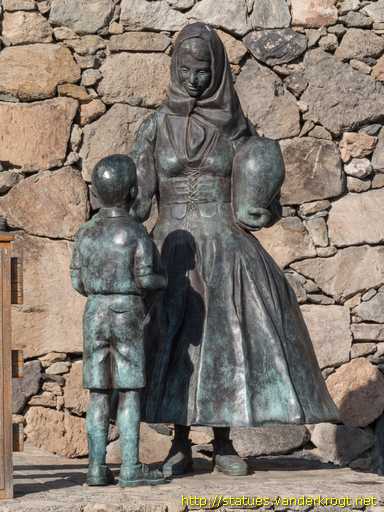 Temisas /  Aguadora con Niño