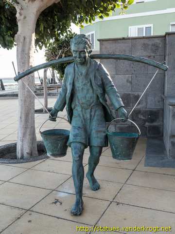 Arinaga /  Un niño junto al pilar, acarreando agua