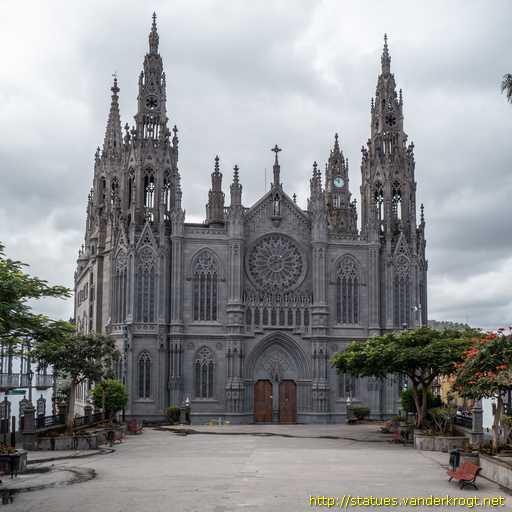 Arucas /  Esculturas Iglesia de San Juan Bautista