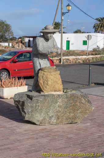 Casillas del Ángel /  Monumento a la mujer campesina