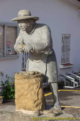 Casillas del Ángel /  Monumento a la mujer campesina