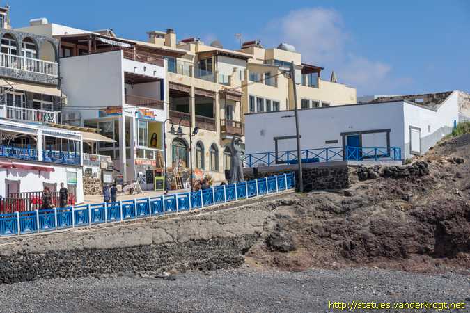 El Cotillo /  Monumento al Marinero (Mirando al Mar)