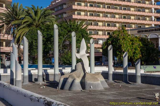 Puerto de la Cruz /  Fuente con gaviota sobre una isla