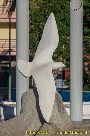 Puerto de la Cruz /  Fuente con gaviota sobre una isla
