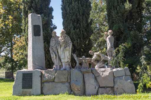 Badajoz /  Monumento 'Los Monteros' a Adelardo Covarsí