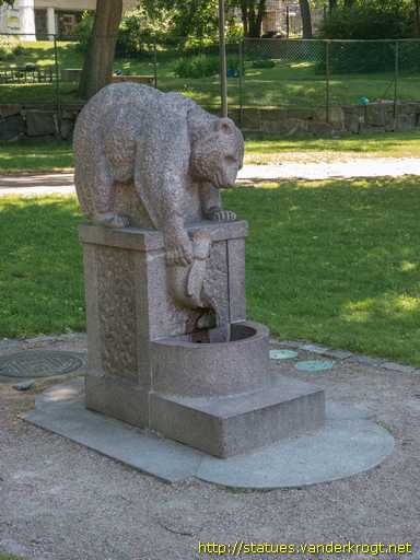 Helsinki /  Kalastava karhu