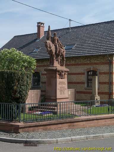 Bischoffsheim /  Jeanne d'Arc équestre - Monument aux morts