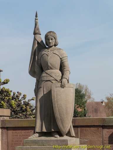 Altorf /  Jeanne d'Arc - Monument aux morts