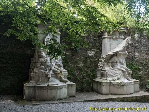 Coutances /  Socle de pierre du monument aux morts de 1870