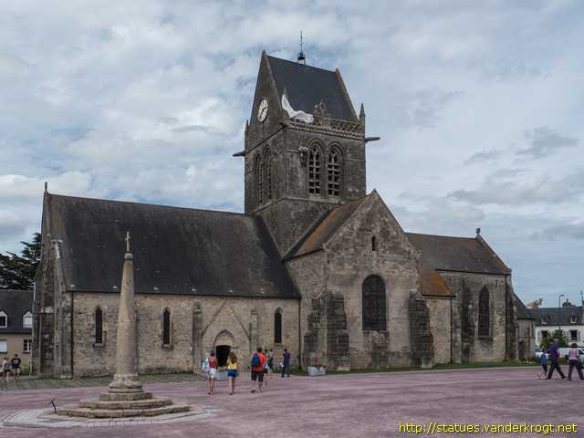 Sainte-Mère-Église /  John Steele accroché au clocher