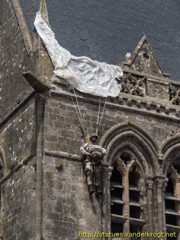 Sainte-Mère-Église /  John Steele accroché au clocher