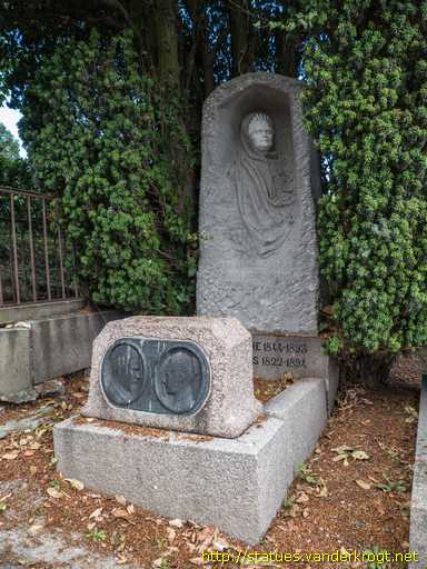 Cherbourg-Octeville /  Marcel Jacques, sa mère et sa grandmère