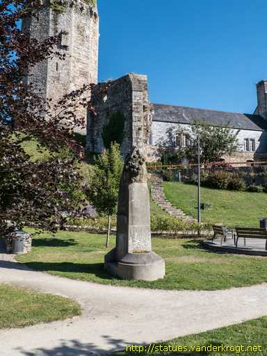Bricquebec /  Monument aux frères Frémine et à Le Véel