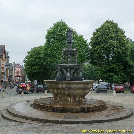 Guingamp /  Fontaine de la Plomée