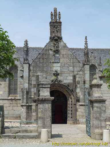 Lampaul-Guimiliau /  Saints à l'extérieur de l'église Notre-Dame