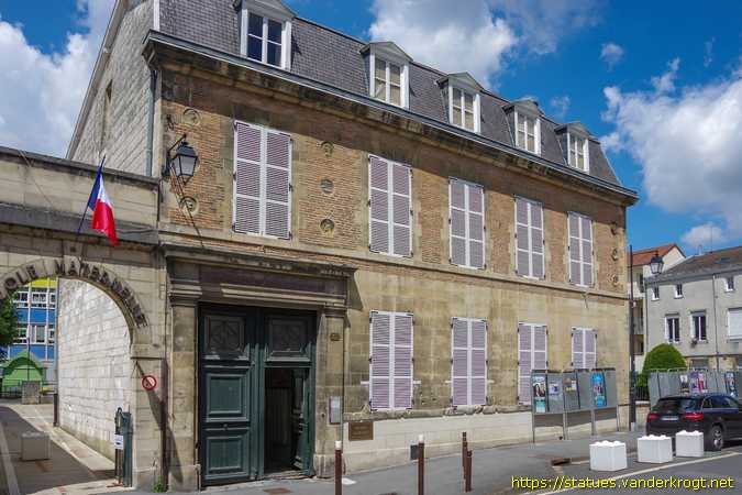 Châlons-en-Champagne /  Neuf médaillons