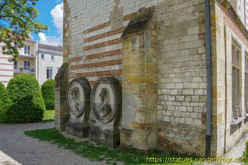 Châlons-en-Champagne /  Deux portraits en médaillon