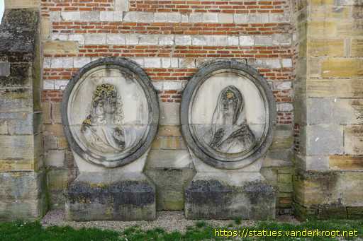 Châlons-en-Champagne /  Deux portraits en médaillon