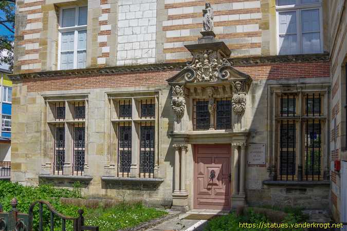Châlons-en-Champagne /  Femme lisant