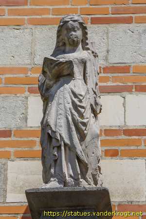 Châlons-en-Champagne /  Femme lisant