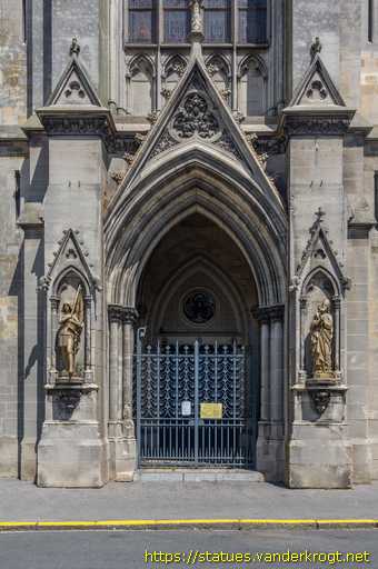 Châlons-en-Champagne /  Statues de saints sur l'Église Saint-Loup