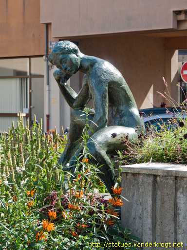 Saint-Amand-Montrond /  Danseuse laçant sa sandale