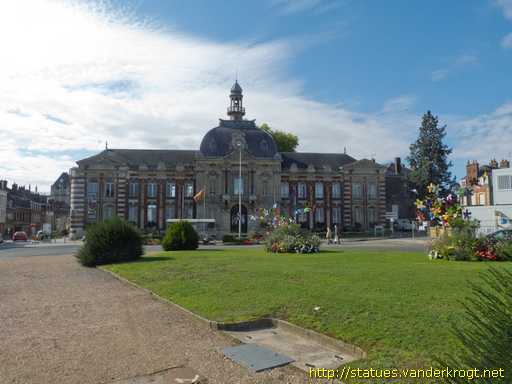 Louviers /  Trois bustes à la façade de la Musée