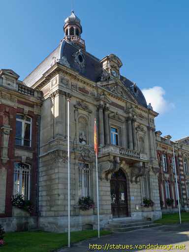 Louviers /  Trois bustes à la façade de la Musée