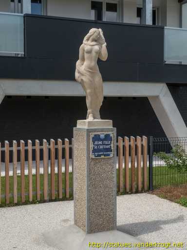 Barentin /  Jeune fille se coiffant