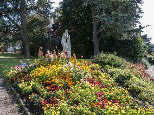 Barentin /  Femme à la stèle