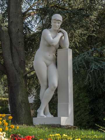 Barentin /  Femme à la stèle