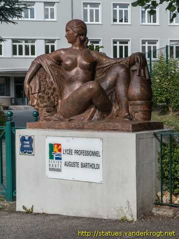 Barentin /  Femme assise