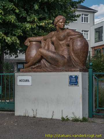 Barentin /  Femme assise