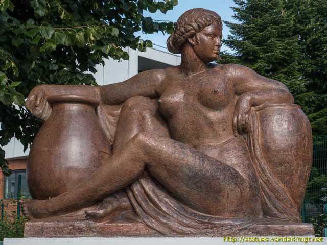 Barentin / Femme assise