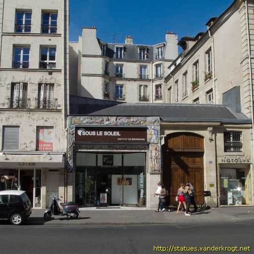 Paris /  Relief en céramique
