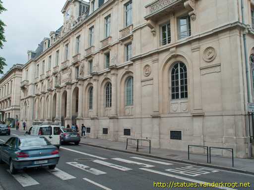 Nancy /  Statues, busts et medaillons de la façade du Palais de l'Université