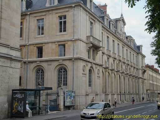 Nancy /  Statues, busts et medaillons de la façade du Palais de l'Université
