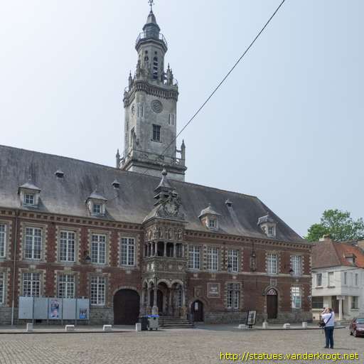 Hesdin /  Statues &agrave; la bret&egrave;che de l'H&ograve;tel de Ville