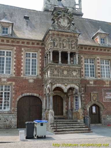 Hesdin /  Statues &agrave; la bret&egrave;che de l'H&ograve;tel de Ville