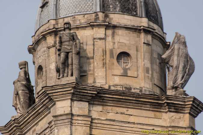 Cambrai /  Statues sur le beffroi