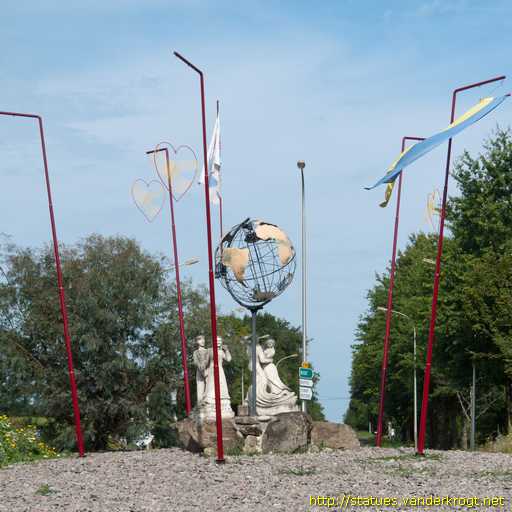 Confolens /  Danseurs et un globe