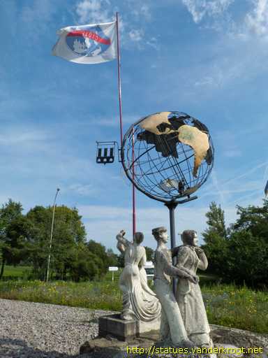 Confolens /  Danseurs et un globe