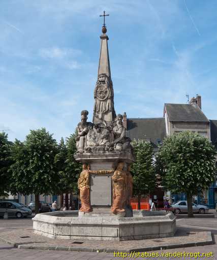 Noyon /  La Fontaine du Dauphin
