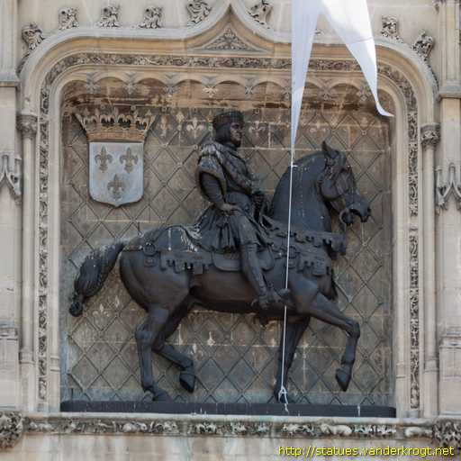Compiègne /  Statues de la façade de l 'Hôtel de Ville