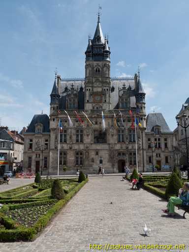 Compiègne /  Statues de la façade de l 'Hôtel de Ville