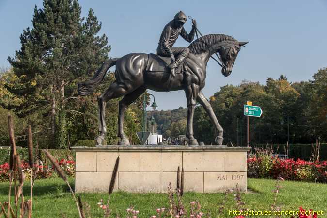 Lamorlaye /  Statue équestre d'un jockey