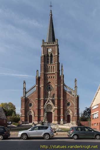 Saint-Just-en-Chaussée /  Sculptures à la façade de N.D.  de Grâces