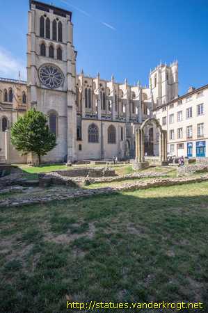 Lyon /  Sculptures aux contreforts nord de la Cathédrale